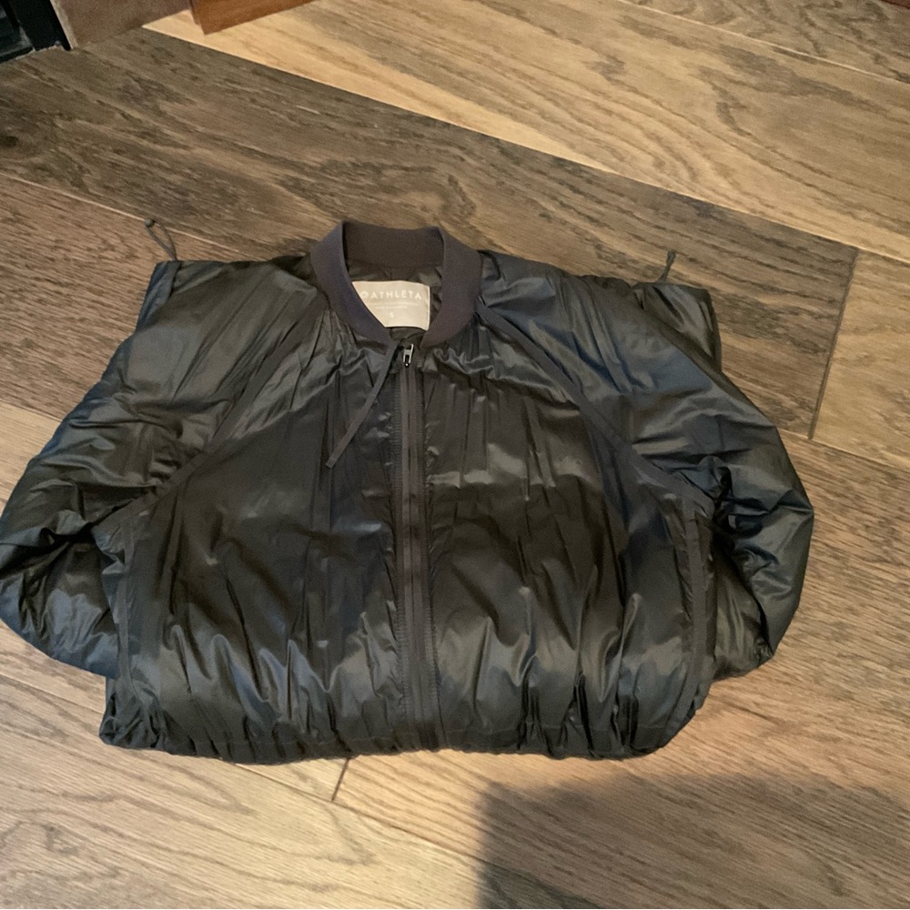 Athleta Summit Insulated Parka
Color: Mountain Olive
Size: Small - Picture 12 of 13